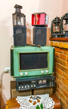 Mir Hrodna Bölgesi Belarus 28. Eylül 2020 Mir Karelichy İlçe Hrodna Bölgesi Belarus 'taki antika eski televizyon kasetçalar ve hoparlörler.