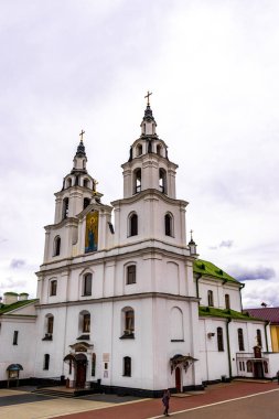 Minsk Bölgesi, Belarus 08. Eylül 2020 Kutsal Ruh Katedrali Kilisesi yeşil beyaz altın bina ve kara fırtına Minsk Belarus 'ta dramatik gökyüzünü bulutlandırıyor.