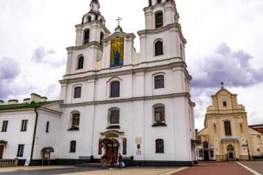 Minsk Bölgesi, Belarus 08. Eylül 2020 Kutsal Ruh Katedrali Kilisesi yeşil beyaz altın bina ve kara fırtına Minsk Belarus 'ta dramatik gökyüzünü bulutlandırıyor.
