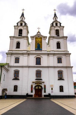 Minsk Bölgesi, Belarus 08. Eylül 2020 Kutsal Ruh Katedrali Kilisesi yeşil beyaz altın bina ve kara fırtına Minsk Belarus 'ta dramatik gökyüzünü bulutlandırıyor.