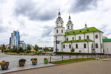 Minsk Bölgesi, Belarus 08. Eylül 2020 Kutsal Ruh Katedrali Kilisesi yeşil beyaz altın bina ve kara fırtına Minsk Belarus 'ta dramatik gökyüzünü bulutlandırıyor.