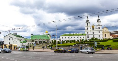 Minsk Bölgesi, Belarus 08. Eylül 2020 Kutsal Ruh Katedrali Kilisesi Minsk Belarus 'taki yeşil altın bina ve şehir manzarası manzarası.