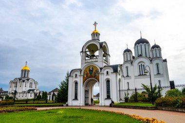 Minsk Bölgesi, Belarus 06. Eylül 2020 'de, Minsk Belarus' taki giriş kapısı kemerli kilise katedralinin İkon tapınağı..