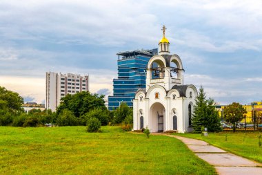 Minsk Bölgesi, Belarus 06. Eylül 2020 'de, Minsk Belarus' taki giriş kapısı kemerli kilise katedralinin İkon tapınağı..