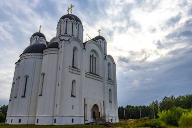 Minsk Bölgesi, Belarus 06. Eylül 2020 Tanrı 'nın Annesi İkonunun tapınağı kilise katedrali altın kubbe ve Minsk Belarus' ta kara fırtına bulutları gökyüzü inşa ediyor..