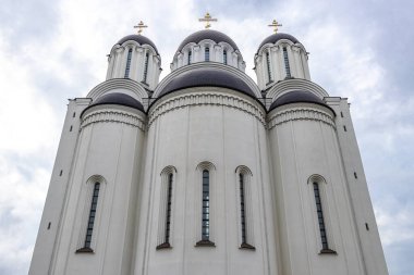 Minsk Bölgesi, Belarus 06. Eylül 2020 Tanrı 'nın Annesi İkonunun tapınağı kilise katedrali altın kubbe ve Minsk Belarus' ta kara fırtına bulutları gökyüzü inşa ediyor..
