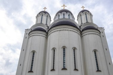 Minsk Bölgesi, Belarus 06. Eylül 2020 Tanrı 'nın Annesi İkonunun tapınağı kilise katedrali altın kubbe ve Minsk Belarus' ta kara fırtına bulutları gökyüzü inşa ediyor..