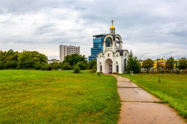 Minsk Bölgesi, Belarus 06. Eylül 2020 'de, Minsk Belarus' taki giriş kapısı kemerli kilise katedralinin İkon tapınağı..