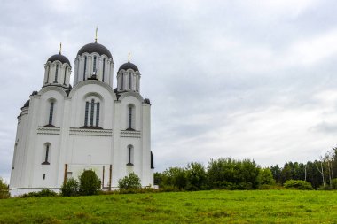 Minsk Bölgesi, Belarus 06. Eylül 2020 Tanrı 'nın Annesi İkonunun tapınağı kilise katedrali altın kubbe ve Minsk Belarus' ta kara fırtına bulutları gökyüzü inşa ediyor..