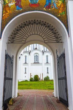 Minsk Bölgesi, Belarus 06. Eylül 2020 'de, Meryem Ana' nın İkonası Kilisesi Katedrali 'nin tapınağı İsa' nın resim giriş kapısı kulesi ve Minsk Belarus 'taki çanlar..