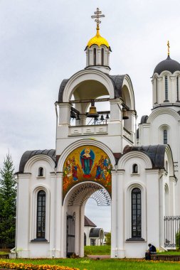 Minsk Bölgesi, Belarus 06. Eylül 2020 Tanrı 'nın Annesi İkonunun tapınağı kilise katedrali altın kubbe ve Minsk Belarus' ta kara fırtına bulutları gökyüzü inşa ediyor..