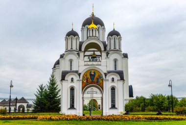 Minsk Bölgesi, Belarus 06. Eylül 2020 'de, Minsk Belarus' taki giriş kapısı kemerli kilise katedralinin İkon tapınağı..