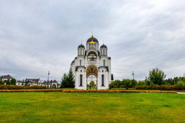 Minsk Bölgesi, Belarus 06. Eylül 2020 'de, Minsk Belarus' taki giriş kapısı kemerli kilise katedralinin İkon tapınağı..