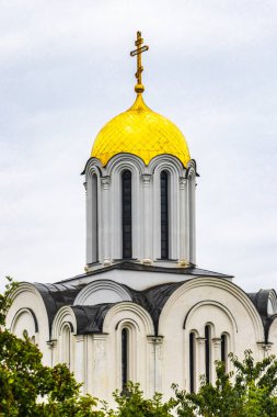 Minsk Bölgesi, Belarus 06. Eylül 2020 'de, Meryem Ana' nın İkonası Kilisesi Katedrali 'nin altın kubbesi ve Minsk Belarus' ta haçı olan tapınağı..