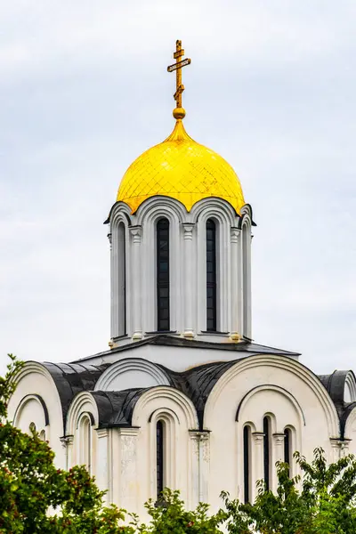 Minsk Bölgesi, Belarus 06. Eylül 2020 'de, Meryem Ana' nın İkonası Kilisesi Katedrali 'nin altın kubbesi ve Minsk Belarus' ta haçı olan tapınağı..