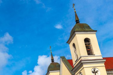 Saint Peter ve Paul Katedrali Minsk Minsk Bölgesi Belarus 'ta kubbe ve mavi gökyüzü inşa ediyor..