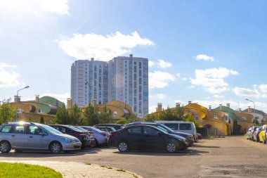Minsk Bölgesi, Belarus 09. Eylül 2020 'de Minsk Belarus' ta gökdelen otoparkı ve arabalar inşa eden binaların bulunduğu şehir yerleşim alanı..