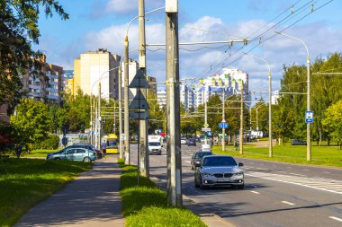 Minsk Bölgesi, Belarus 09. Eylül 2020 Minsk Belarus 'ta trafik ve binalarla dolu bir cadde..