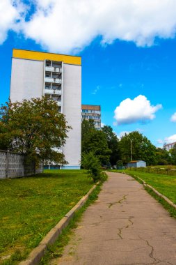 Minsk Bölgesi, Belarus 09. Eylül 2020 'de Minsk Belarus' ta gökdelen parkı ve mavi gökyüzü inşa eden binaların bulunduğu şehir yerleşim alanı..