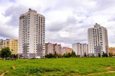 Minsk Bölgesi, Belarus 09. Eylül 2020 'de, gökdelen parkı ve Minsk Belarus' ta bulutlu fırtına yağmuru gökyüzü inşa eden binaların bulunduğu şehir yerleşim bölgesi..