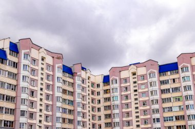 Minsk Bölgesi, Belarus 09. Eylül 2020 'de, gökdelen parkı ve Minsk Belarus' ta bulutlu fırtına yağmuru gökyüzü inşa eden binaların bulunduğu şehir yerleşim bölgesi..