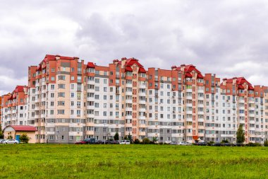 Minsk Bölgesi, Belarus 09. Eylül 2020 'de, gökdelen parkı ve Minsk Belarus' ta bulutlu fırtına yağmuru gökyüzü inşa eden binaların bulunduğu şehir yerleşim bölgesi..