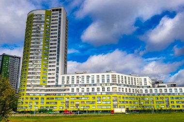 Minsk Bölgesi, Belarus 08. Eylül 2020, Belarus 'ta gökdelen parkı ve mavi gökyüzü inşa eden binalarla yeşil turkuaz yeni yerleşim alanı.