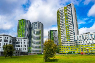 Minsk Bölgesi, Belarus 08. Eylül 2020, Belarus 'ta gökdelen parkı ve mavi gökyüzü inşa eden binalarla yeşil turkuaz yeni yerleşim alanı.