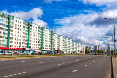 Minsk Bölgesi, Belarus 08. Eylül 2020 Minsk Belarus 'ta trafik ve binalarla dolu bir cadde..