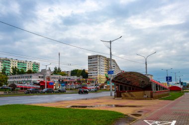 Minsk Bölgesi, Belarus 06. Eylül 2020 Minsk Belarus 'ta trafik ve binalarla dolu bir cadde..