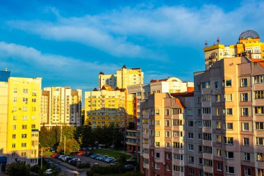 Minsk Bölgesi, Belarus 07. Eylül 2020 'de Minsk Belarus' ta gökdelen ve günbatımı gökyüzü inşa eden binalarla şehir yerleşim alanı.