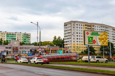Minsk Bölgesi, Belarus 06. Eylül 2020 Minsk Belarus 'ta trafik ve binalarla dolu bir cadde..