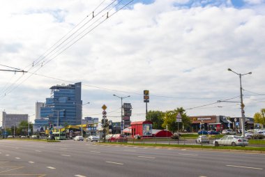 Minsk Bölgesi, Belarus 05. Eylül 2020, Minsk Belarus 'ta trafik ve binalarla dolu şehir yolu manzarası.