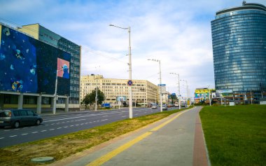 Minsk Bölgesi, Belarus 05. Eylül 2020 Minsk Belarus 'ta trafik ve binalarla dolu bir cadde..