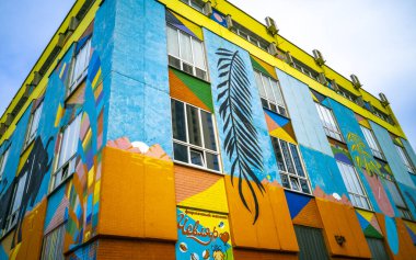 Minsk Bölgesi, Belarus 05. Eylül 2020 Minsk Belarus 'taki işlek şehir caddesindeki renkli duvar yazısı binası.