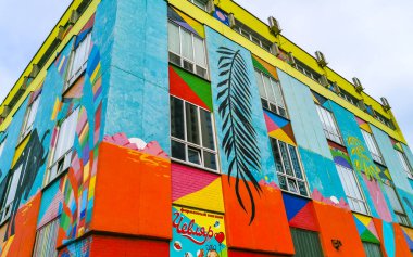 Minsk Bölgesi, Belarus 05. Eylül 2020 Minsk Belarus 'taki işlek şehir caddesindeki renkli duvar yazısı binası.