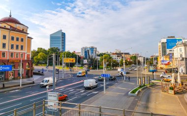 Minsk Bölgesi, Belarus 05. Eylül 2020, Minsk Belarus 'ta trafik ve binalarla dolu şehir yolu manzarası.