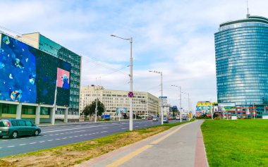 Minsk Bölgesi, Belarus 05. Eylül 2020 Minsk Belarus 'ta trafik ve binalarla dolu bir cadde..
