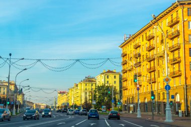 Minsk Bölgesi, Belarus 05. Eylül 2020 Minsk Belarus 'ta trafik ve binalarla dolu bir cadde..