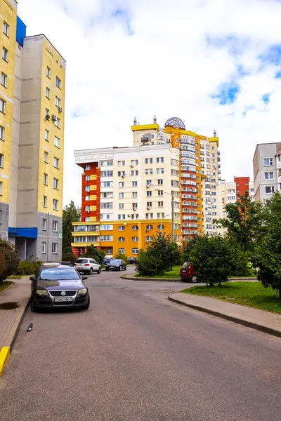 Minsk Bölgesi, Belarus 09. Eylül 2020 'de Minsk Belarus' ta gökdelen otoparkı ve arabalar inşa eden binaların bulunduğu şehir yerleşim alanı..