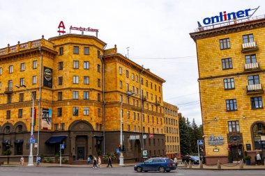 Minsk Bölgesi, Belarus 08. Eylül 2020 Turizm Merkezi sokak yürüyüşü ve anıtlarla panorama manzarası restoranlar insanlar ve Minsk Belarus 'taki tarihi binalar.