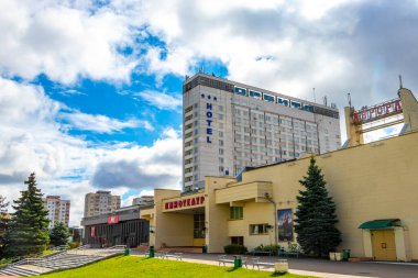 Minsk Bölgesi, Belarus 08. Eylül 2020, işlek şehir sokakları gökdelenlerle gökdelenlerle şehir manzarası Minsk Belarus manzarası.