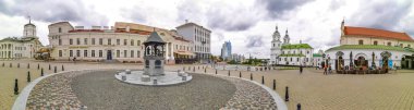 Minsk Bölgesi, Belarus 08. Eylül 2020 Turizm Merkezi sokak yürüyüşü ve anıtlarla panorama manzarası restoranlar insanlar ve Minsk Belarus 'taki tarihi binalar.