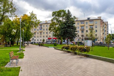 Minsk Bölgesi, Belarus 08. Eylül 2020, Minsk Belarus 'ta trafik ve binalarla dolu şehir yolu manzarası.