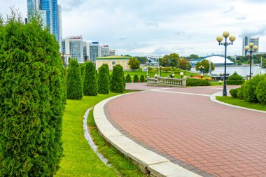 Minsk Bölgesi, Belarus 08. Eylül 2020, işlek şehir sokakları gökdelenlerle gökdelenlerle şehir manzarası Minsk Belarus manzarası.