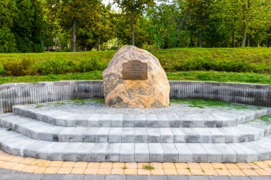 Minsk Bölgesi, Belarus 10. Eylül 2020 'de yeşil doğa orman ağaçları ve Minsk Belarus' taki büyük kaya heykeli heykeli üzerinde yürüyüş yolu olan Park Civali Tivali.