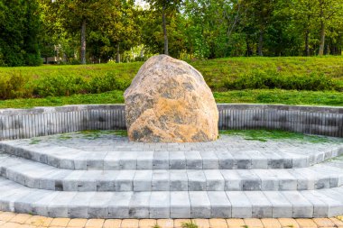 Minsk Bölgesi, Belarus 10. Eylül 2020 'de yeşil doğa orman ağaçları ve Minsk Belarus' taki büyük kaya heykeli heykeli üzerinde yürüyüş yolu olan Park Civali Tivali.