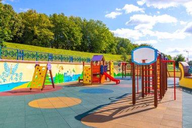 Minsk Bölgesi, Belarus 10. Eylül 2020 Çocuklar için renkli oyun alanı. Çocuklar için resim salıncak ve tırmanma çerçeveleri Minsk Belarus 'taki Tivali Civali Park doğa.