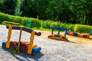 Minsk Bölgesi, Belarus 10. Eylül 2020 Çocuklar için renkli oyun alanı. Çocuklar için resim salıncak ve tırmanma çerçeveleri Minsk Belarus 'taki Tivali Civali Park doğa.