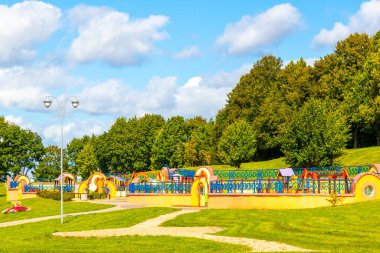 Minsk Bölgesi, Belarus 10. Eylül 2020 Çocuklar için renkli oyun alanı. Çocuklar için resim salıncak ve tırmanma çerçeveleri Minsk Belarus 'taki Tivali Civali Park doğa.